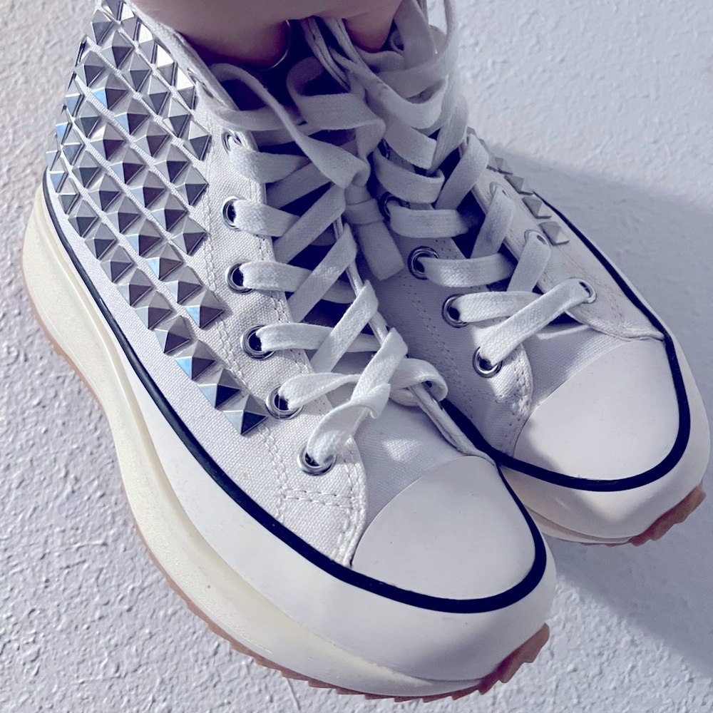 CONVERSE WHITE STUDDED SNEAKERS 🖤 8.5W